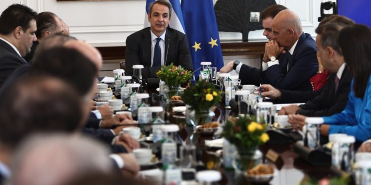 Υπουργικό – Μητσοτάκης: Επανέλαβε τις εξαγγελίες της ΔΕΘ – «Είδε» fake news για Τέμπη, ΟΠΕΚΕΠΕ