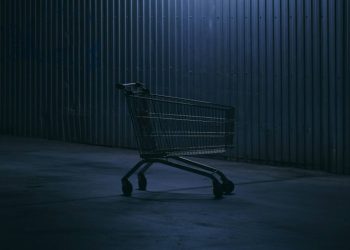 Ακρίβεια: Το «στοίχημα» της μείωσης των τιμών στα ράφια και το μικρό καλάθι που κρατούν οι καταναλωτές