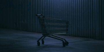 Ακρίβεια: Το «στοίχημα» της μείωσης των τιμών στα ράφια και το μικρό καλάθι που κρατούν οι καταναλωτές