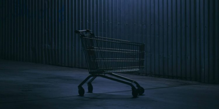 Ακρίβεια: Το «στοίχημα» της μείωσης των τιμών στα ράφια και το μικρό καλάθι που κρατούν οι καταναλωτές