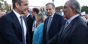 Η παρουσία Καραμανλή, η απουσία Σαμαρά και η διάρρηξη των σχέσεων του Μαξίμου με δομικό κομμάτι της βάσης της ΝΔ