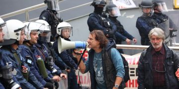 Χημικά και καταστολή καταγγέλλουν οι εκπαιδευτικοί που διαμαρτύρονταν για τις συγχωνεύσεις – «Ταχύτατη διερεύνηση», ζήτησε η Ζαχαράκη