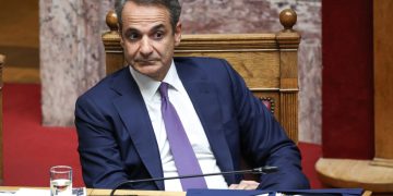 Στριμωγμένος ο Μητσοτάκης: Ξαναπετάει το μπαλάκι σε Δένδια – «Δεν διαφώνησε, τη συνυπέγραψε, θα την ψηφίσει»