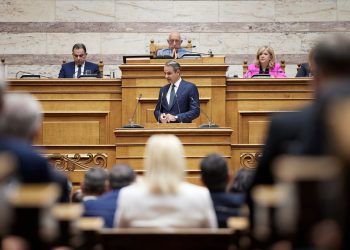 Μητσοτάκης: Μιλούσε στη Βουλή αλλά κοιτούσε τη δυσαρέσκεια στη «γαλάζια» βάση και την κριτική Καραμανλή-Σαμαρά