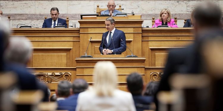 Μητσοτάκης: Μιλούσε στη Βουλή αλλά κοιτούσε τη δυσαρέσκεια στη «γαλάζια» βάση και την κριτική Καραμανλή-Σαμαρά