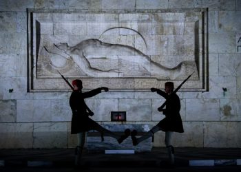 Κυβερνητικές πηγές: Σε πλήρη σύγχυση το ΠΑΣΟΚ για τον Άγνωστο Στρατιώτη – «Από φάλτσο σε φάλτσο η κυβέρνηση» απαντά η Χαρ. Τρικούπη