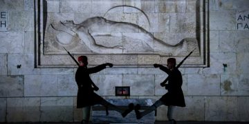 Κυβερνητικές πηγές: Σε πλήρη σύγχυση το ΠΑΣΟΚ για τον Άγνωστο Στρατιώτη – «Από φάλτσο σε φάλτσο η κυβέρνηση» απαντά η Χαρ. Τρικούπη