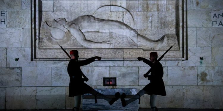 Κυβερνητικές πηγές: Σε πλήρη σύγχυση το ΠΑΣΟΚ για τον Άγνωστο Στρατιώτη – «Από φάλτσο σε φάλτσο η κυβέρνηση» απαντά η Χαρ. Τρικούπη