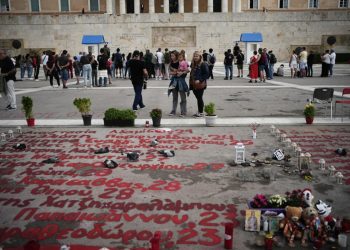 Τέμπη: «Δεν θα αφήσουμε τα ονόματα των δικών μας να σβηστούν» λένε συγγενείς για τον Άγνωστο Στρατιώτη