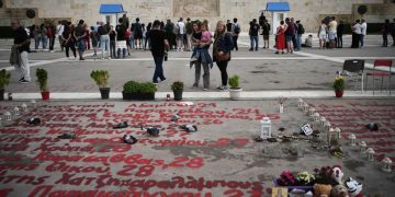 Τέμπη: «Δεν θα αφήσουμε τα ονόματα των δικών μας να σβηστούν» λένε συγγενείς για τον Άγνωστο Στρατιώτη