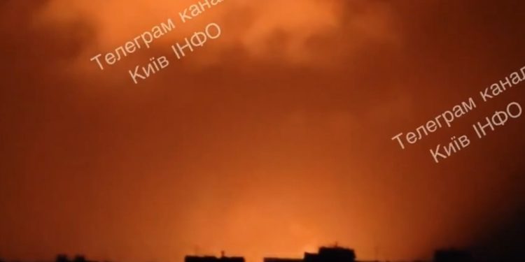 Ουκρανία: Ρωσικές επιδρομές και μεγάλες πυρκαγιές στο Κίεβο – Τουλάχιστον οκτώ τραυματίες