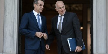 Το παρασκήνιο των συναντήσεων Δένδια αναδεικνύει το ρήγμα με Μητσοτάκη – Εικόνα σύγχυσης αρμοδιοτήτων με το καλημέρα της τροπολογίας του Μαξίμου