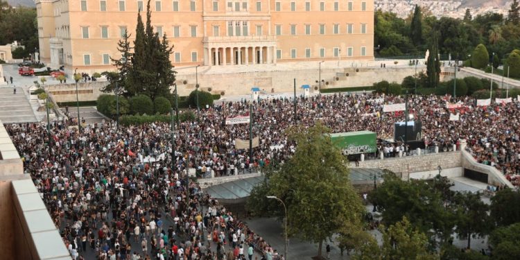 Άγνωστος Στρατιώτης: Ζώνη απαγόρευσης διαδηλώσεων μπροστά στη Βουλή, με πρόσχημα την «προστασία» του μνημείου