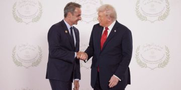 Για ένα πουκάμισο αδειανό, για μια φωτογραφία με τον Τραμπ