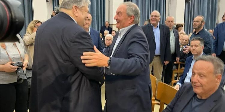 Στις συμπληγάδες της κριτικής Καραμανλή και Βενιζέλου για το θέμα των θεσμών το Μαξίμου – Η αμηχανία και η επίθεση