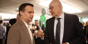 Η στιχομυθία Μητσοτάκη, Δένδια και Δούκα στην εκδήλωση του Υπουργείου Εθνικής Άμυνας