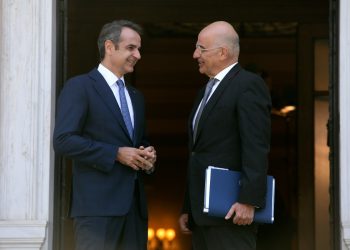 Με ένα σμπάρο… τρία τρυγόνια – Η αναφορά Μητσοτάκη στο μνημείο του Αγνωστου Στρατιώτη και τον Ρούτσ