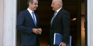 Με ένα σμπάρο… τρία τρυγόνια – Η αναφορά Μητσοτάκη στο μνημείο του Αγνωστου Στρατιώτη και τον Ρούτσ