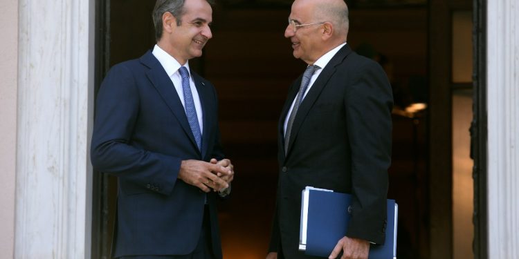 Με ένα σμπάρο… τρία τρυγόνια – Η αναφορά Μητσοτάκη στο μνημείο του Αγνωστου Στρατιώτη και τον Ρούτσ