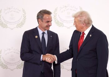 Αίγυπτος: Το ολιγόλεπτο τετ α τετ Μητσοτάκη με Τραμπ στη Σύνοδο στο Σαρμ ελ Σέιχ