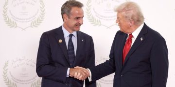 Αίγυπτος: Το ολιγόλεπτο τετ α τετ Μητσοτάκη με Τραμπ στη Σύνοδο στο Σαρμ ελ Σέιχ