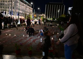 Βουλή: Ξανά πλήθος κόσμου μπροστά από το μνημείο των θυμάτων των Τεμπών