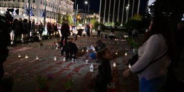 Βουλή: Ξανά πλήθος κόσμου μπροστά από το μνημείο των θυμάτων των Τεμπών