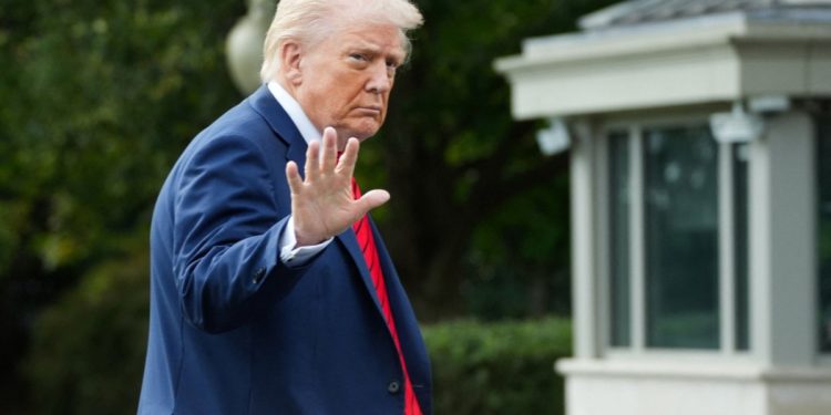 Στα «καταφύγια» σπεύδουν οι επενδυτές μετά τις νέες απειλές Τραμπ