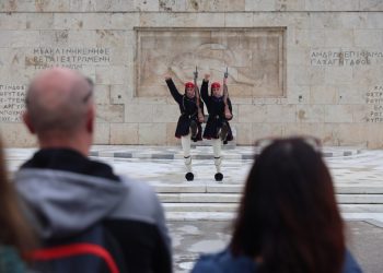 Η τροπολογία για τον Άγνωστο Στρατιώτη και το σύννεφο βροχής πάνω από τη Βουλή – Το μνημείο και οι αντιδράσεις