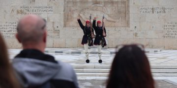 Η τροπολογία για τον Άγνωστο Στρατιώτη και το σύννεφο βροχής πάνω από τη Βουλή – Το μνημείο και οι αντιδράσεις