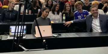 Τσίπρας σε φοιτητές της Σορβόννης: «Ερήμην μου η συζήτηση» για νέο κόμμα – «Ο Μητσοτάκης θα φύγει ή με συνεργασία κομμάτων ή με ανασύνθεση»