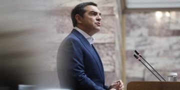 Ο Τσίπρας επιστρέφει… αντισυμβατικά – Αυτόνομη κάθοδος στην κοινωνία σε αναζήτηση νέων προσώπων