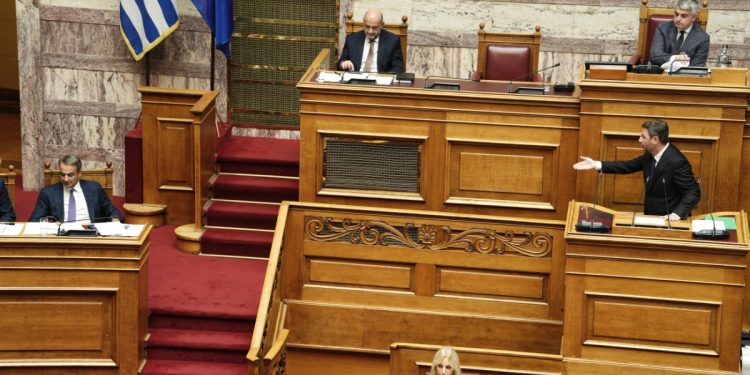 Ο Ανδρουλάκης περιμένει τον Μητσοτάκη στη… γωνία για την ακρίβεια και το ιδιωτικό χρέος – Σήμερα η σύγκρουση στη Βουλή