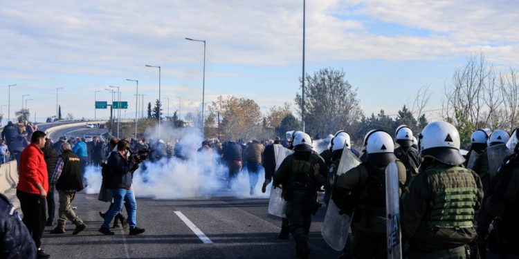 Αστυνομική βία και χημικά σε απεγνωσμένους αγρότες από το καθεστώς Μητσοτάκη των «Φραπέδων» και των «Χασάπηδων»