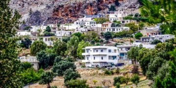 Επιστρέφει στα Βορίζια παρά τις απειλές η μητέρα της 56χρονης – Παραμένουν σχεδόν 400 αστυνομικοί στην περιοχή