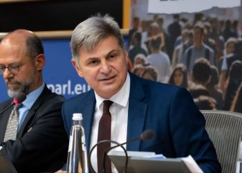 Φαραντούρης: «Είχε δίκιο ο Νίκος Ανδρουλάκης» για τις σχέσεις Μητσοτάκη και «Φραπέ»