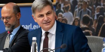 Φαραντούρης: «Είχε δίκιο ο Νίκος Ανδρουλάκης» για τις σχέσεις Μητσοτάκη και «Φραπέ»