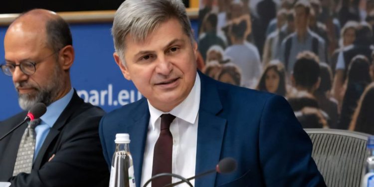 Φαραντούρης: «Είχε δίκιο ο Νίκος Ανδρουλάκης» για τις σχέσεις Μητσοτάκη και «Φραπέ»