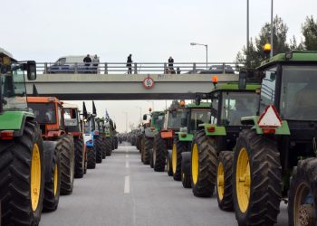 Μπλόκο αγροτών στο αεροδρόμιο της Αλεξανδρούπολης για την άφιξη Μητσοτάκη – Ένταση με τα ΜΑΤ