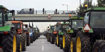 Μπλόκο αγροτών στο αεροδρόμιο της Αλεξανδρούπολης για την άφιξη Μητσοτάκη – Ένταση με τα ΜΑΤ