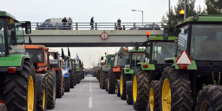 Μπλόκο αγροτών στο αεροδρόμιο της Αλεξανδρούπολης για την άφιξη Μητσοτάκη – Ένταση με τα ΜΑΤ