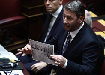 ΟΠΕΚΕΠΕ: Συγγενής του «Φραπέ» απειλεί τον Ανδρουλάκη – Ενόχλησε η φωτογραφία της κουμπαριάς με την οικογένεια Μητσοτάκη