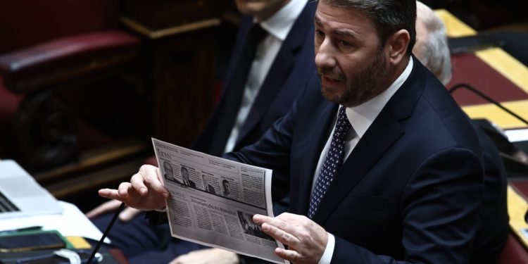 ΟΠΕΚΕΠΕ: Συγγενής του «Φραπέ» απειλεί τον Ανδρουλάκη – Ενόχλησε η φωτογραφία της κουμπαριάς με την οικογένεια Μητσοτάκη