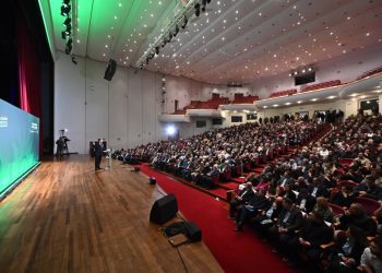 Τα θερμά χειροκροτήματα στην Πάτρα, το «όλον» ΠΑΣΟΚ και τα μηνύματα για το συνέδριο