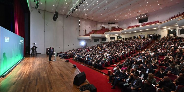 Τα θερμά χειροκροτήματα στην Πάτρα, το «όλον» ΠΑΣΟΚ και τα μηνύματα για το συνέδριο