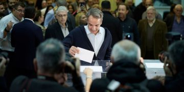 Ψήφισε στα Κάτω Πετράλωνα για τις εσωκομματικές εκλογές της ΝΔ ο Μητσοτάκης