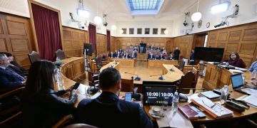 ΟΠΕΚΕΠΕ: Αυξάνεται η πίεση στη ΝΔ – Εκνευρισμός Μαξίμου για τις αναφορές σε κουμπαριά Μητσοτάκη με τον «Φραπέ»