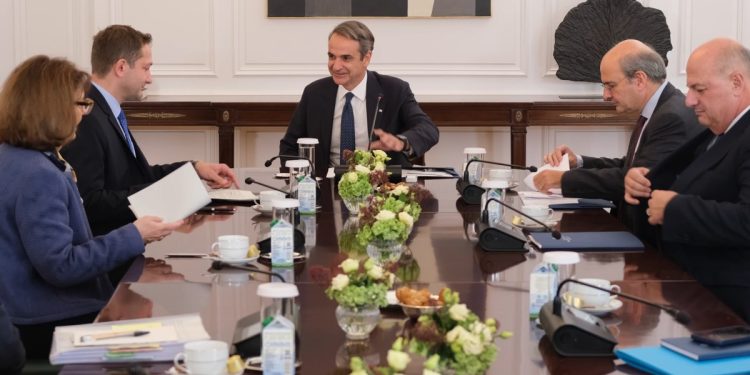 Συνάντηση Μητσοτάκη με τον επίτροπο Γεωργίας στη σκιά του σκανδάλου του ΟΠΕΚΕΠΕ