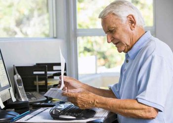 Εργαζόμενοι συνταξιούχοι: Ποιοι είναι οι 255.000 βιοπαλαιστές τρίτης ηλικίας;