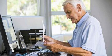 Εργαζόμενοι συνταξιούχοι: Ποιοι είναι οι 255.000 βιοπαλαιστές τρίτης ηλικίας;